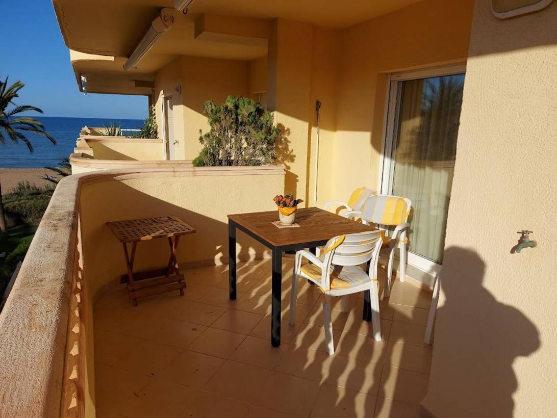 Estupendo Apartamento En Primera Linea De Playa Y Con Vistas Al Mar Dénia Esterno foto